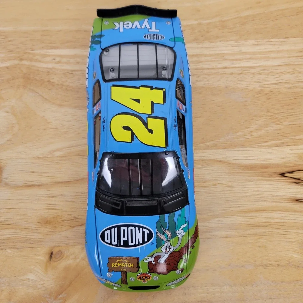 Jeff Gordon 24 Dupont Looney Tunes Rematch 400 NASCAR 1:24 Diecast 2002